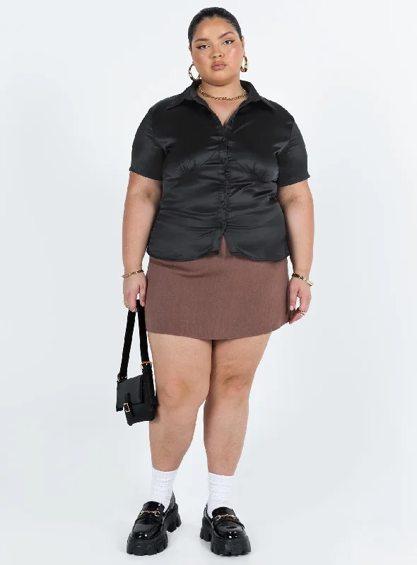 bessie-top-black-curve